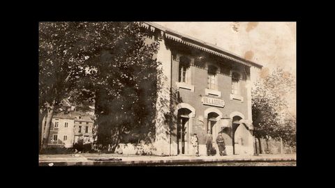 El bisabuelo de Celtia Traviesas, ante la antigua casa de la estacin (el del centro)