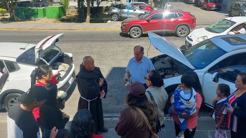 Momento en el que el p�rroco local bendice varios coches, junto al Templo de San Francisco, donde descansan los restos del beato Sebasti�n de Aparicio.
