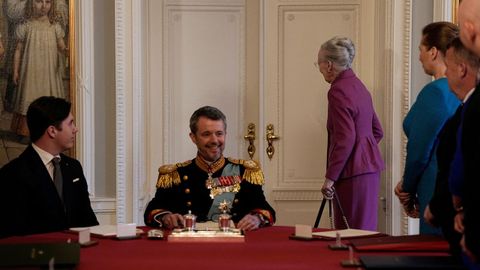 La reina Margarita de Dinamarca abandona la reunin del Consejo de Estado ante su hijo Federicotras firmar la declaracin de abdicacinen el castillo deChristiansborg, en Copenhague.