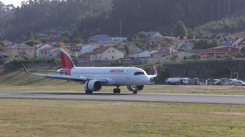 Avi�n de Iberia en el aeropuerto de Alvedro