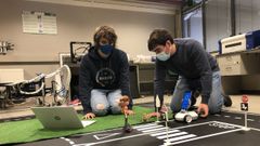 Hugo Freire Blanco y  Ra�l Caneiro, del IES Concepci�n Arenal de Ferrol, en un ensayo con el robot Robobo
traballan co robot educativo Robobo