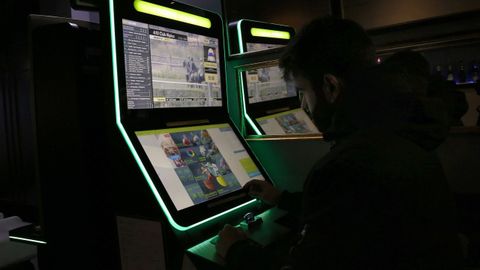Un joven, jugando en un local de apuestas y recreativos, en una imagen de archivo.