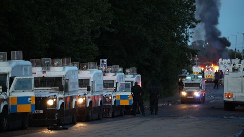 Agentes de la polic�a en la zona de los disturbios en Belfast.