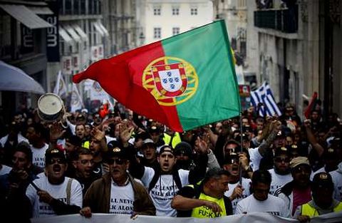 <span lang= es-es >En pie de guerra</span>. A lo largo de estos tres a�os, los portugueses no han dejado de clamar en las calles contra la dictadura de la austeridad impuesta por los hombres de negro.