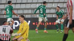 Pascu y Escobar celebrando bajo la lluvia en A Malata.