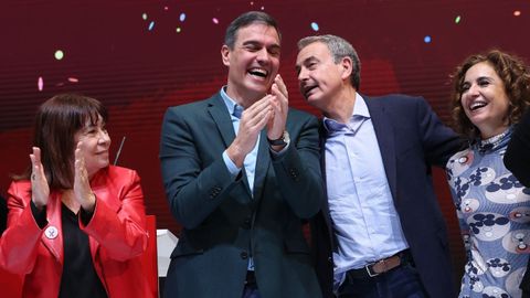 El secretario general del PSOE y presidente del Gobierno, Pedro Snchez, junto al expresidente Jos Luis Rodrguez Zapatero; la presidenta del PSOE, Cristina Narbona, y la ministra de Hacienda y Funcin Pblica, Mara Jess Montero.