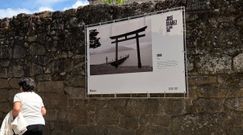 Lonas con fotograf�as de Jos� Su�rez, en el casco hist�rico de Allariz