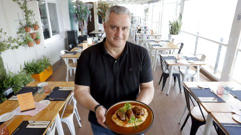 Terraza del M�ndez, en Lugo, es famoso por sus carrilleras con risotto de queso San Sim�n. En la imagen, Miguel Cort�s, due�o del local, con el plato que m�s piden sus clientes.