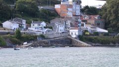 El pazo de Guyatt es el primer edificio que se observa a la derecha de la foto, junto a la masa arbolada, y con contraventanas de color verde. El edificio data del ao 1750.