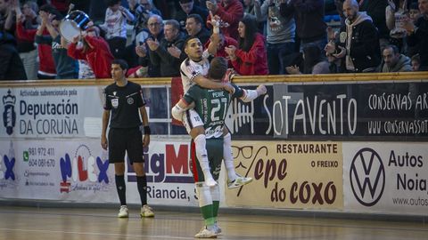 Douglas y Peixe celebran el primer gol del Portus ante el Ribera Navarra.