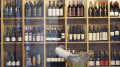 Botellas en las estanteras del Centro do Vio da Ribeira Sacra