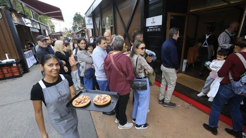 Muchas familias hac�an cola ayer para degustar un plato de pulpo en las casetas del recinto ferial.