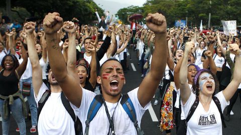 J�venes participando en una manifestaci�n estudiantil en Colombia.