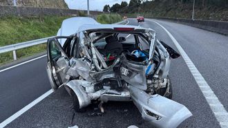 Accidente mortal en la AP-9 a la salida del puente de Rande, en el t�rmino municipal de Moa�a