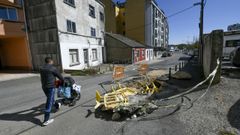 Los vecinos tienen que ir por la carretera para sortear los socavones en la zona sin aceras