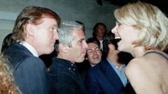 Trump junto a Epstein y una mujer, en una de las nuevas fotos publicadas por los demcratas