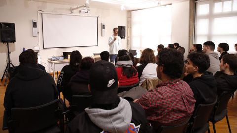 El cineasta Álex Agüera impartió un taller sobre creación de videoclips