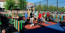 El Concello amiense ha sustituido el suelo de los parques infantiles con mayor uso del municipio.