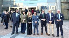 La delegaci�n del PP de Ourense, frente al Parlamento europeo.