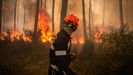 Imagen de un operario en uno de los incendios en Francia esta semana.