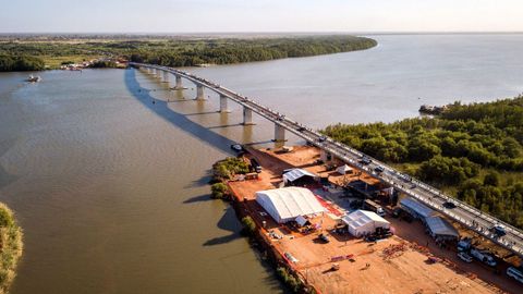 El puente une Senegal con Gambia en unos de los puntos más estrechos del río