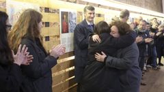 Acto de homenaje a la fusilada Amada Garc�a, su nieta Amada (a la derecha) abraza a la fiscala de Memoria Democr�tica. 