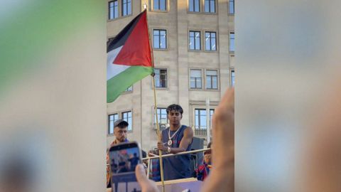 Lamine Yamal, con la bandera de Palestina durante la celebraci�n del t�tulo de Liga del Barcelona.