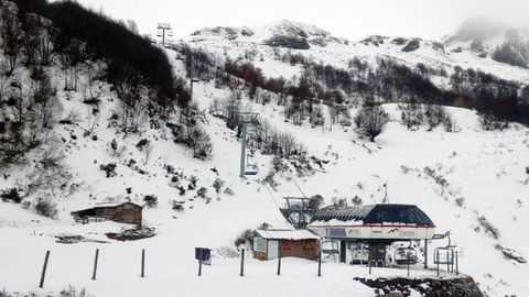 Primera capa de nieve en la estacin de esqu de Fuentes de Invierno