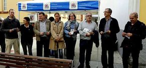 Parte de los representantes comarcales del BNG, ayer, en la calle Coru�a de Carballo.