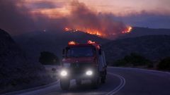 Un camión antiincendios, ante un incendio forestal en la isla de Chios, Grecia.