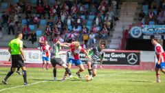 Rivera disputando la pelota ante la presi&oacute;n de dos jugadores del Boiro