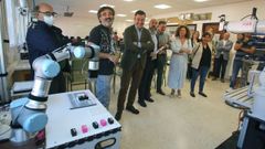 La Xunta -en la imagen el conselleiro de Educaci�n, Rom�n Rodr�guez, y la directora xeral de FP, Eugenia P�rez, tercero y sexta por la izquierda, durante su visita al CIFP Fontecarmoa- fomenta la investigaci�n en los centros de FP de Galicia