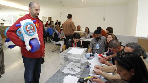 Alto en el camino en un colegio electoral de Santiago