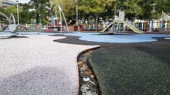 Imagen del mal estado del �rea infantil del Miguel Hern�ndez