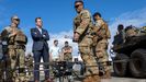 El jefe del Pentágono, Pete Hegseth, durante su visita a una base militar en Hawái.