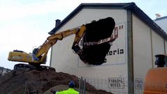 Derribo del antiguo cine Orfeo en Viveiro