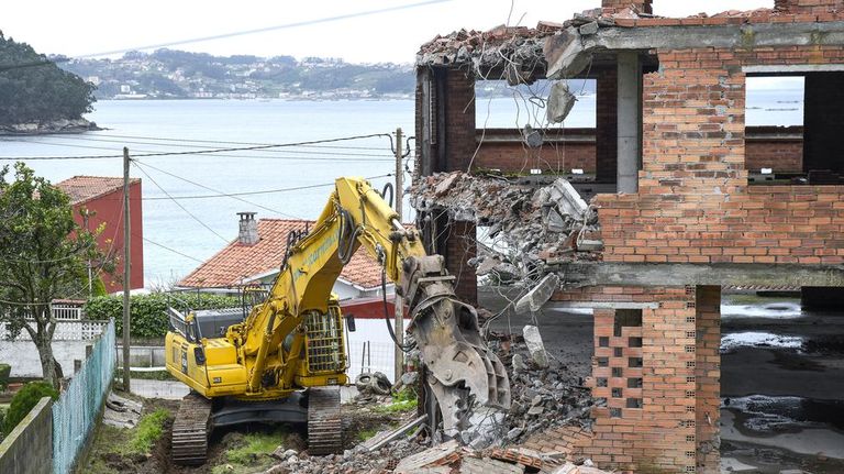 La pala ya derriba la estructura ilegal de la playa de Lapamn, en Marn