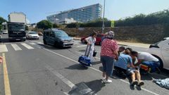 La mujer qued� tendida en la calzada, donde recibi� asistencia sanitaria. Al fondo, el edificio del CHUO