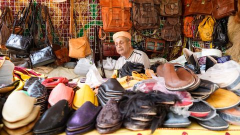 Uno de los puestos de ropa y zapatos de la feria medieval
