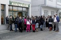 Numerosas personas acudieron ayer a los tanatorios de Monterroso (izquierda) y Palas (derecha).