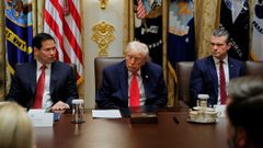 De izquierda a derecha, el secretario de Estado, Marco Rubio, el presidente, Donald Trump, y el secretario de Defensa, Pete Hegseth, en una reuni�n en la Casa Blanca.