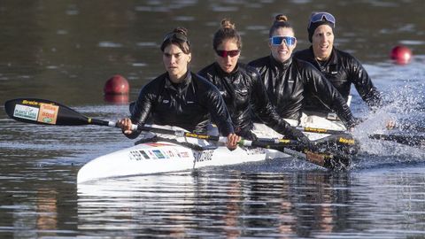 Carolina García (segunda por la derecha) y Teresa Portela (derecha), en el K4..Carolina García (segunda por la derecha) y Teresa Portela (derecha), en el K4.