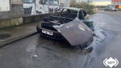 Coche calcinado en Siero