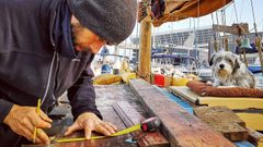 Basoli -y su inseparable Nirvana- trabaja a bordo del barco en su amarre del barcelon�s Port F�rum