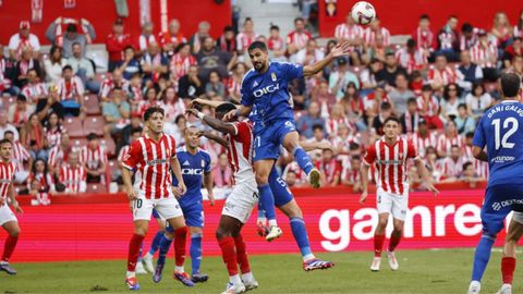 Derbi asturiano entre el Real Sporting de Gijon y el Real Oviedo en El Molin�n