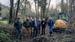 El director de Augas de Galicia, Roi Fern�ndez A��n, en el centro de la imagen, durante una visita a las obras que se hicieron en el r�o Belelle (Neda) para evitar inundaciones.