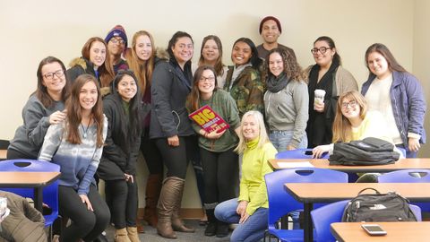 Helena Alonso (en el centro con un libro) junto a sus alumnos