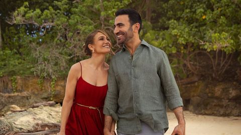 Jennifer Lopez y Brett Goldstein en la pel&iacute;cula &laquo;Turbulencia en la oficina&raquo;