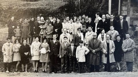 Ernesto Orosa, en el cetnro con su mujer, el d�a de su enlace matrimonial