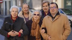 Dolores Fern�ndez, en el centro, con sus familiares a la salida de misa en la iglesia de Santa Teresita en Ourense